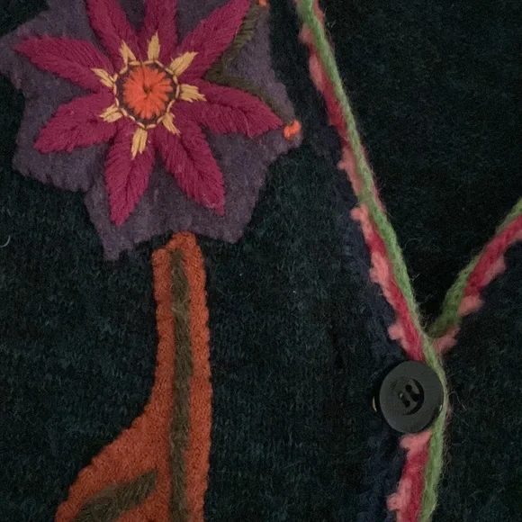 Beautiful Embroidered Sweater. - Picture 6 of 10